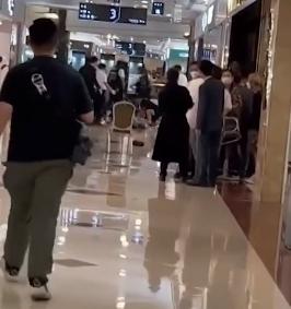 現場熱心民眾上前搶救傷患。(圖/翻攝自微博)