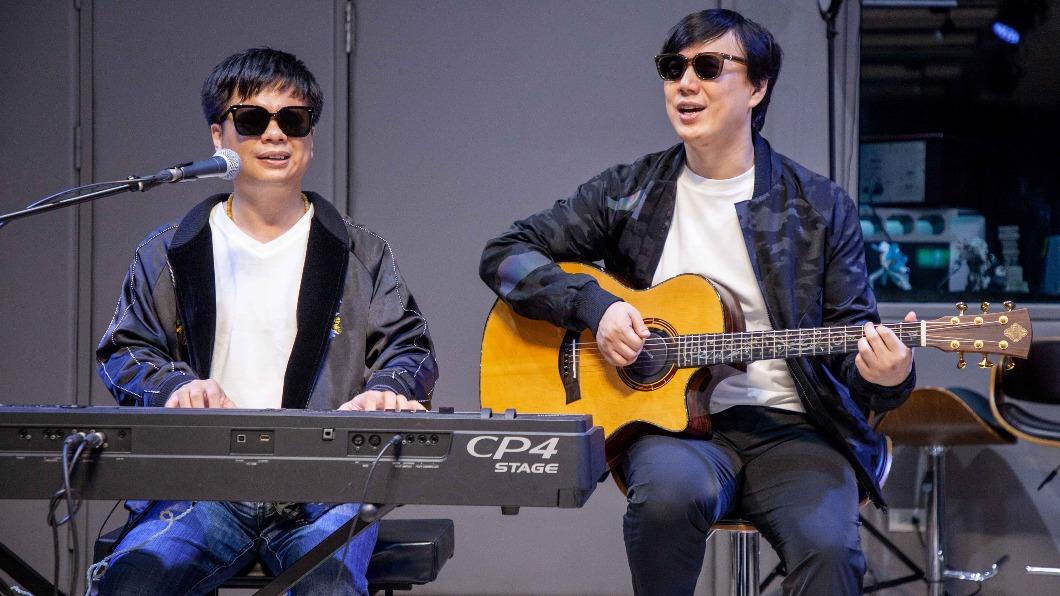 王俊傑(左)和蕭煌奇為了演唱會彩排,收工後還開直播和歌迷互動。(圖/好莉嗨提供)
