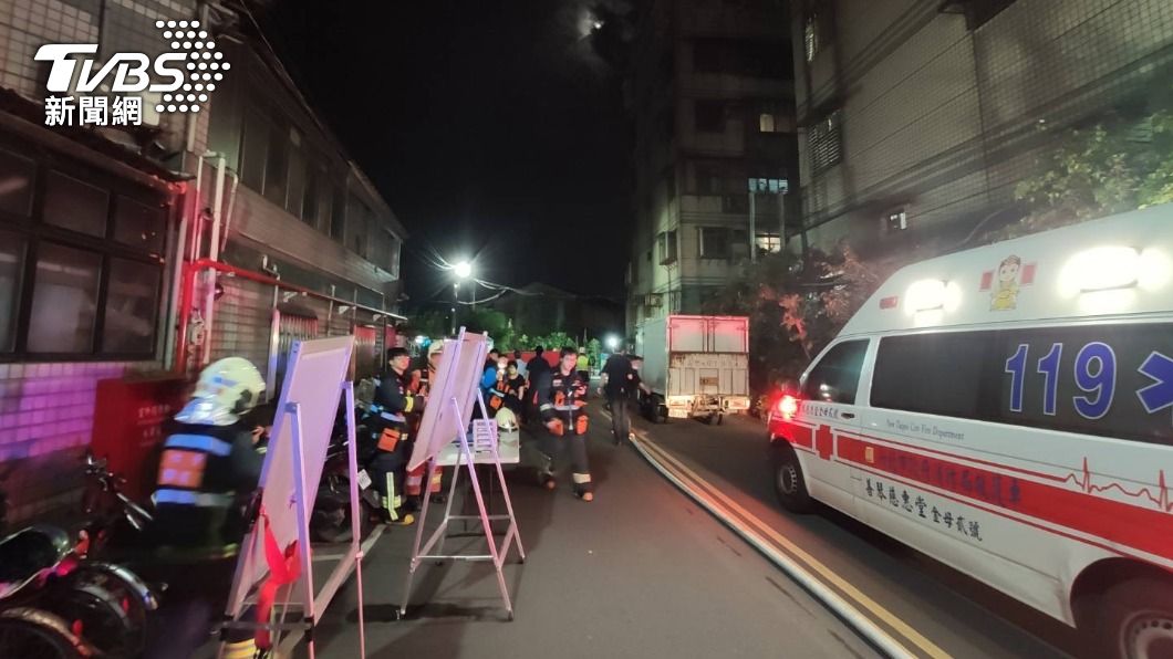 該名男子與房東已送上救護車。(圖/TVBS資料畫面)
