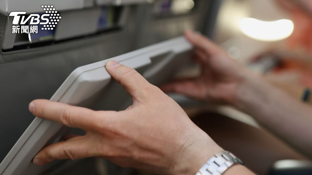 托盤桌換尿布!她噁吐「勸導反遭嗆」氣炸:飛機全是屎味