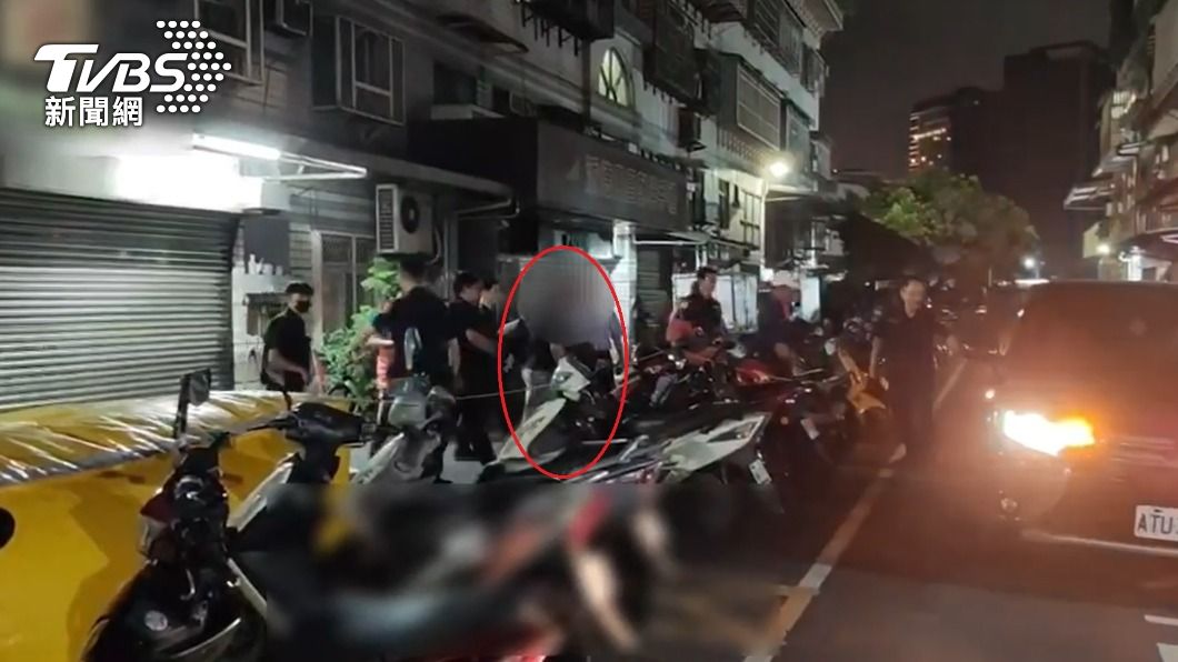 邱男(紅圈)最後主動開門投案,警方依現行犯身分將他帶回偵辦。(圖/TVBS)