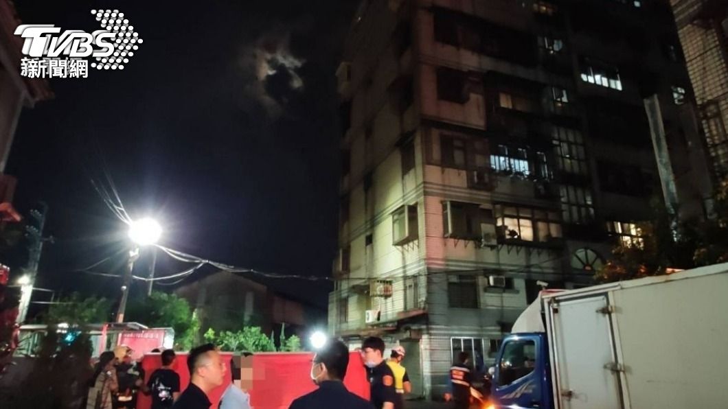 男子求復合遭拒,揚言引爆瓦斯,大批警消人員到場戒備。(圖/TVBS)