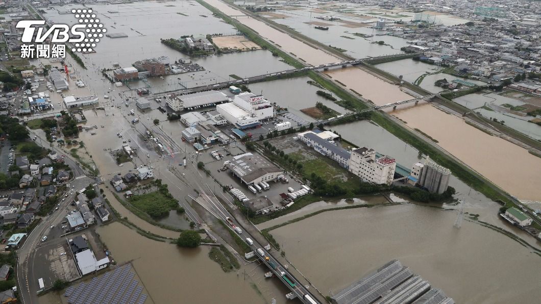 從空中俯瞰愛知縣豐川市,道路已浸泡在黃黑泥水中。(圖/達志影像美聯社)