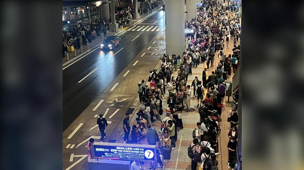 在關西機場外等待接駁車、接送的旅客擠滿了航廈外,有日本網友形容簡直是「地獄」。(圖/翻攝自@oka_8mile推特)