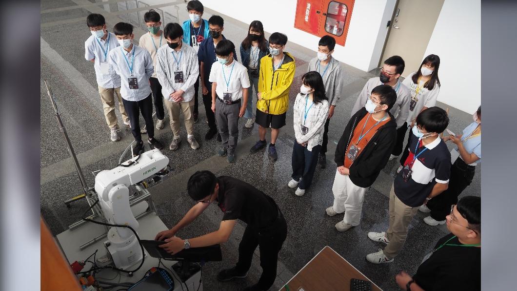 面試考題相當特別，展示機器手臂裝置，讓面試學生進行簡單測驗與心得分享。（圖／陽明交大電機提供）