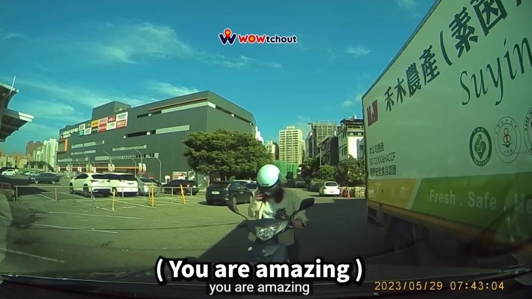 撞擊瞬間。（圖／WoWtchout - 地圖型行車影像分享平台提供）