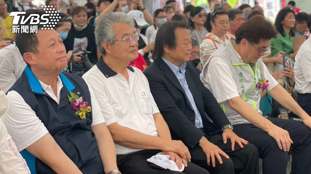 王世堅(右二)認為加害者的行為很可恥。