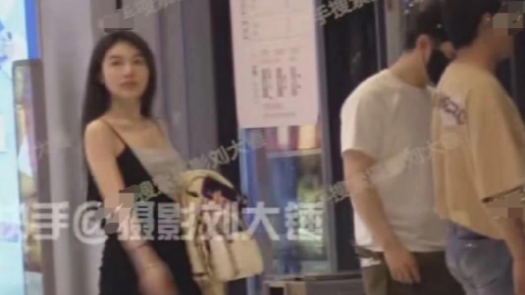 劉大錘指出白色上衣為黃曉明,正與一名長髮嫩妹約會。(圖/翻攝自攝影劉大錘快手)