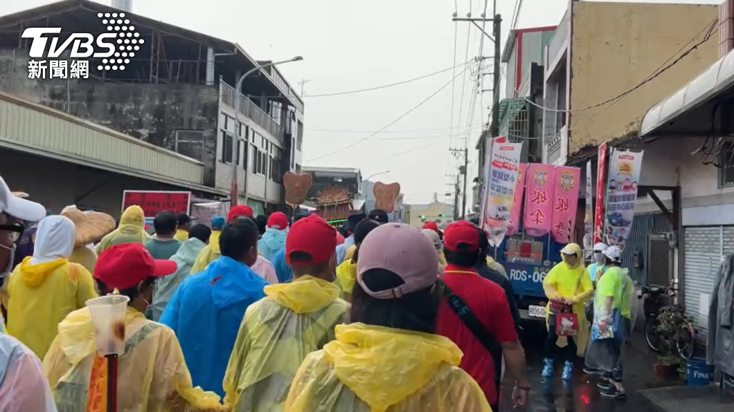 民眾陪媽祖搬家。（圖／TVBS）