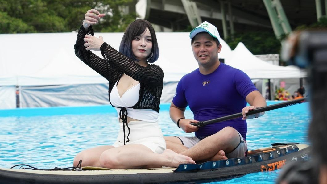 郭鬼鬼(左)穿泳裝體驗輕艇。(圖/台北海大提供)