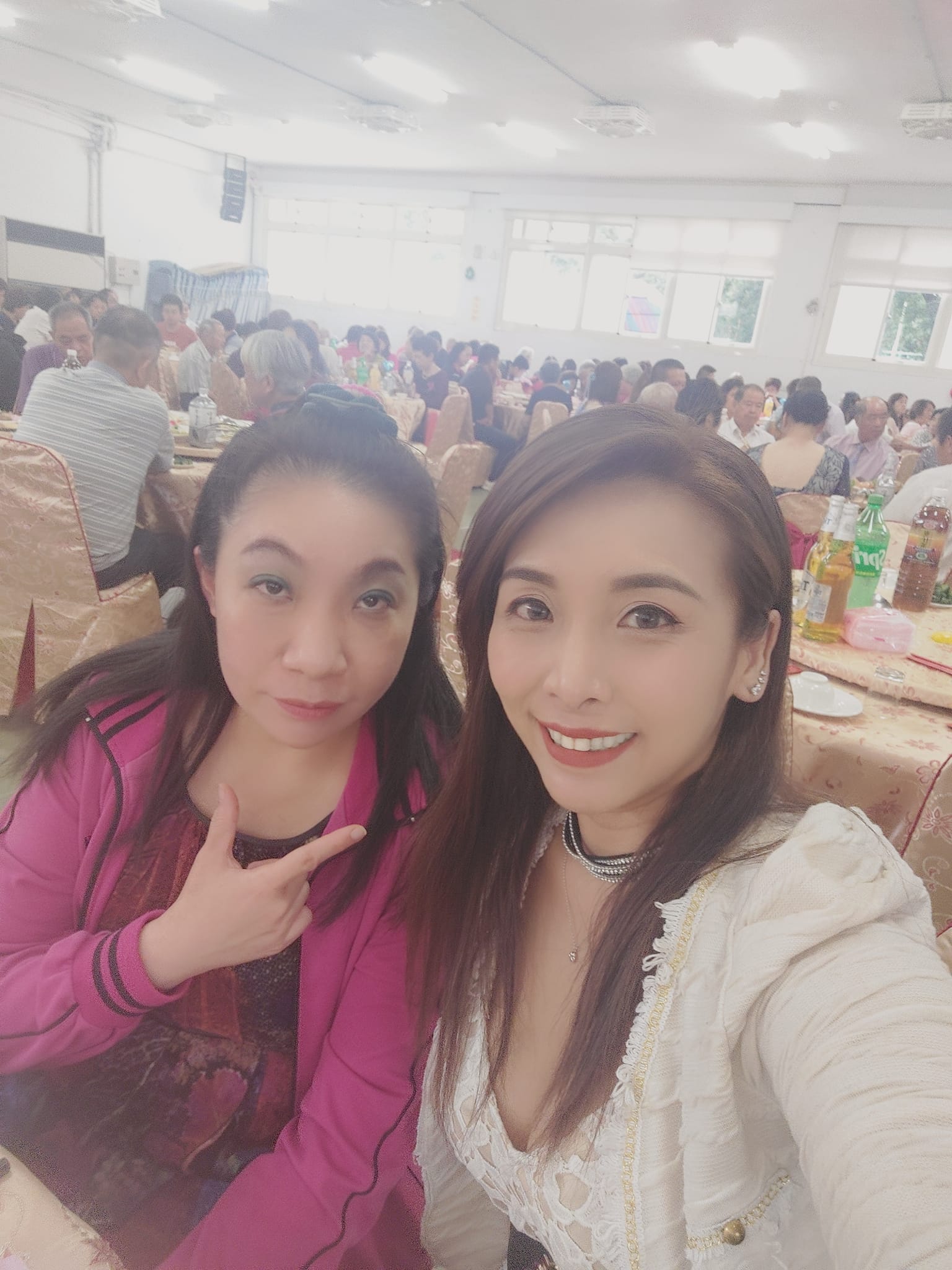Amy(葉庭蓁)曬出和如花的合照。(圖/翻攝自葉庭蓁Amy本尊&我的寶貝們臉書)