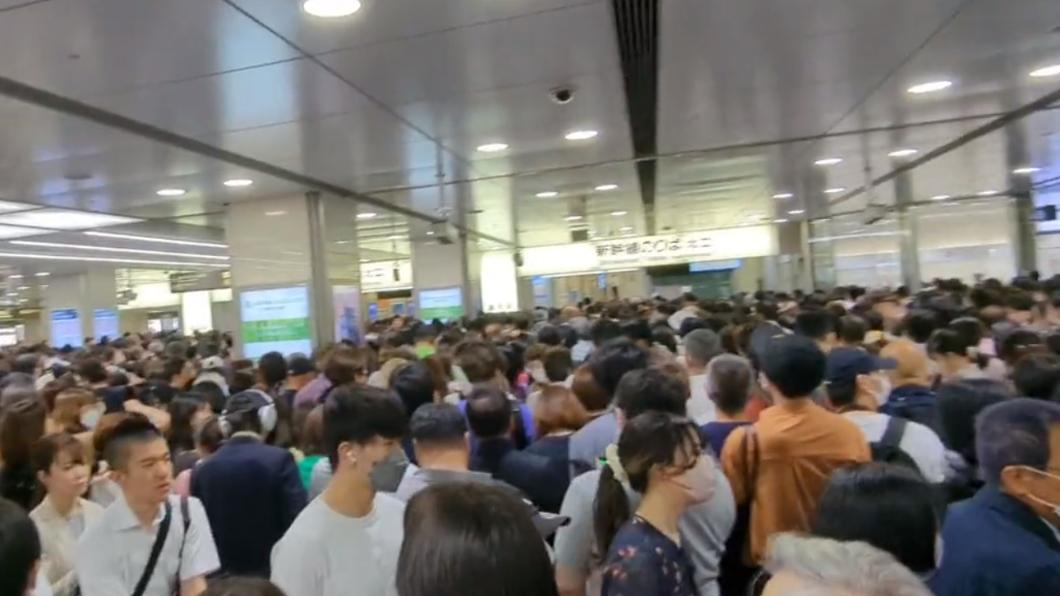 電車長時間停駛後恢復營運,名古屋車站通往新幹線月台的入口人山人海。(圖/翻攝自@_tabi_tabi推特)