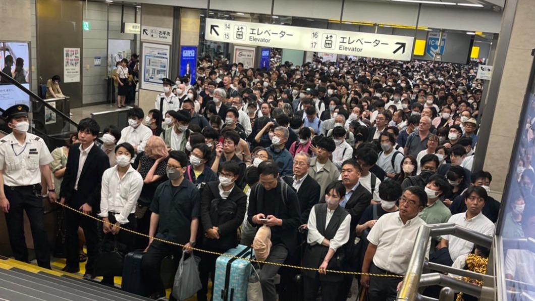 新幹線停駛16hr!關西各大車站塞爆 旅客怨:像世界末日