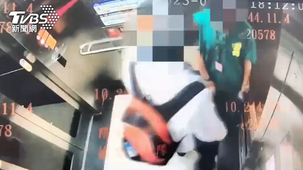白衣男乘客因搶進電梯遭勸阻,與另名乘客發生口角。(圖/TVBS)
