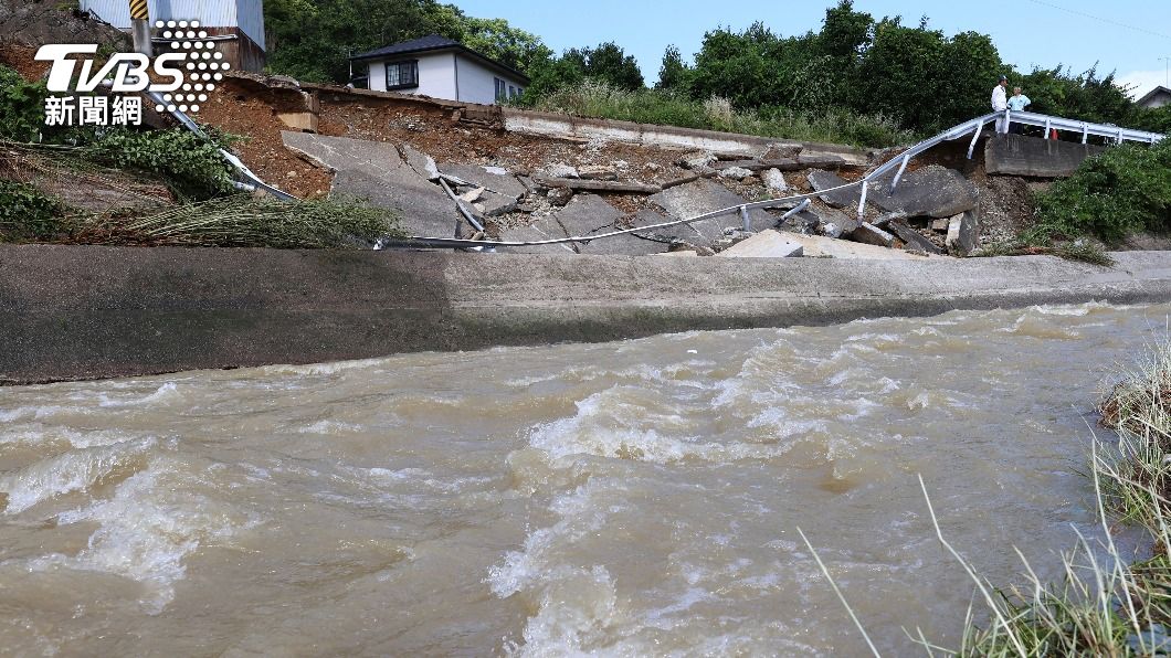 颱風加上梅雨鋒面,日本太平洋沿岸的城市降下滂沱暴雨。(圖/達志影像美聯社)