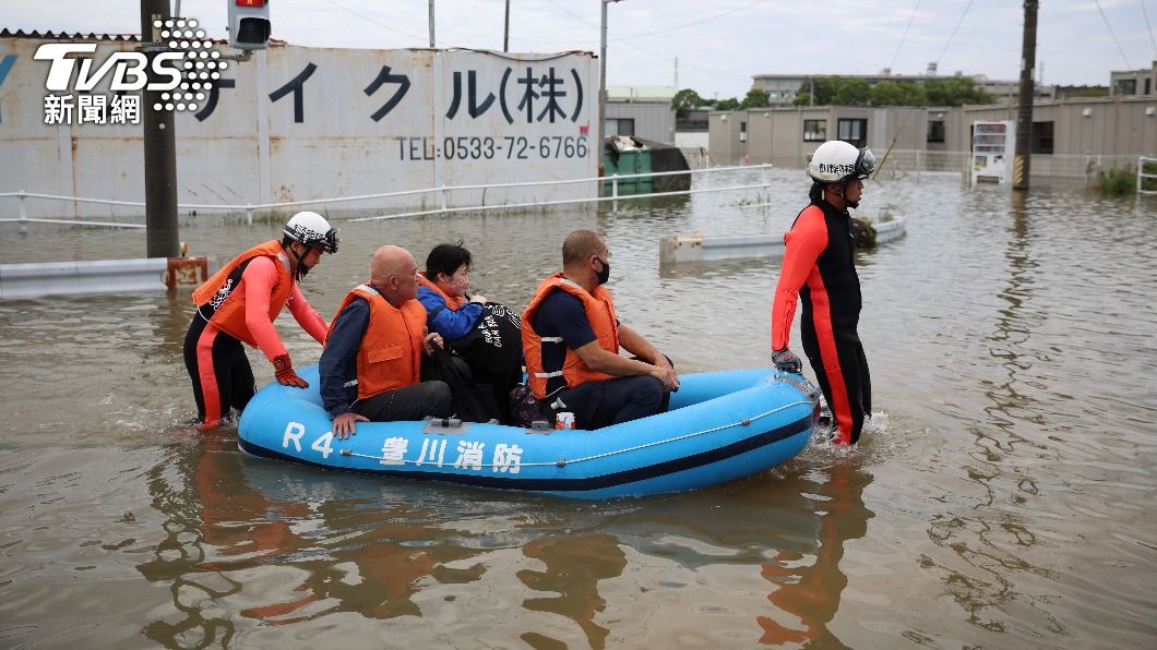 消防人員穿上救生衣,讓民眾乘坐橡皮筏逃離洪水。(圖/達志影像美聯社)