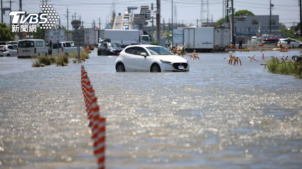 道路被洪水淹沒,愛知縣1名6旬翁不幸罹難。(圖/達志影像美聯社)