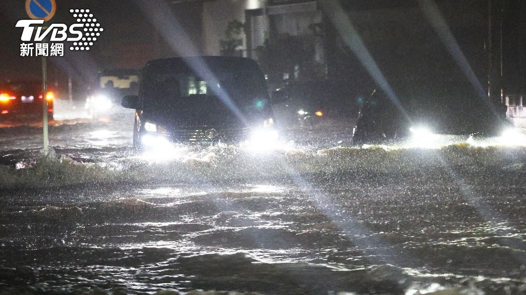 日本各地降下破紀錄豪雨,車輛在夜間開在一片汪洋洪水中。(圖/達志影像美聯社)