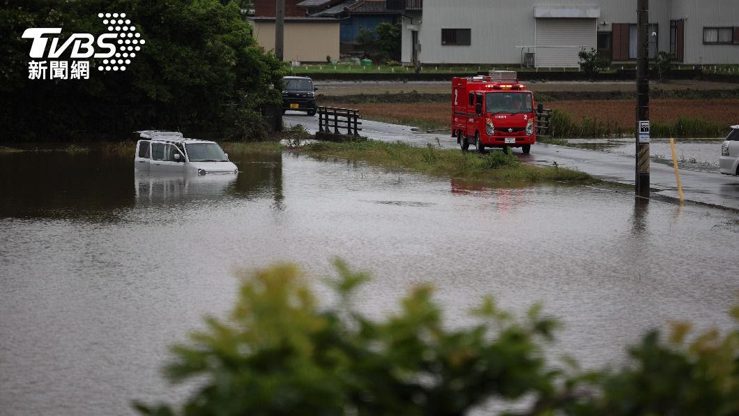 道路被洪水湧入淹沒,許多車輛開進水中導致故障。(圖/達志影像美聯社)