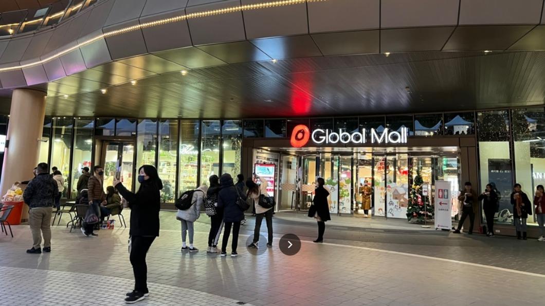 桃園環球大停電!逛街民眾摸黑吃午餐 火鍋店:全部免費
