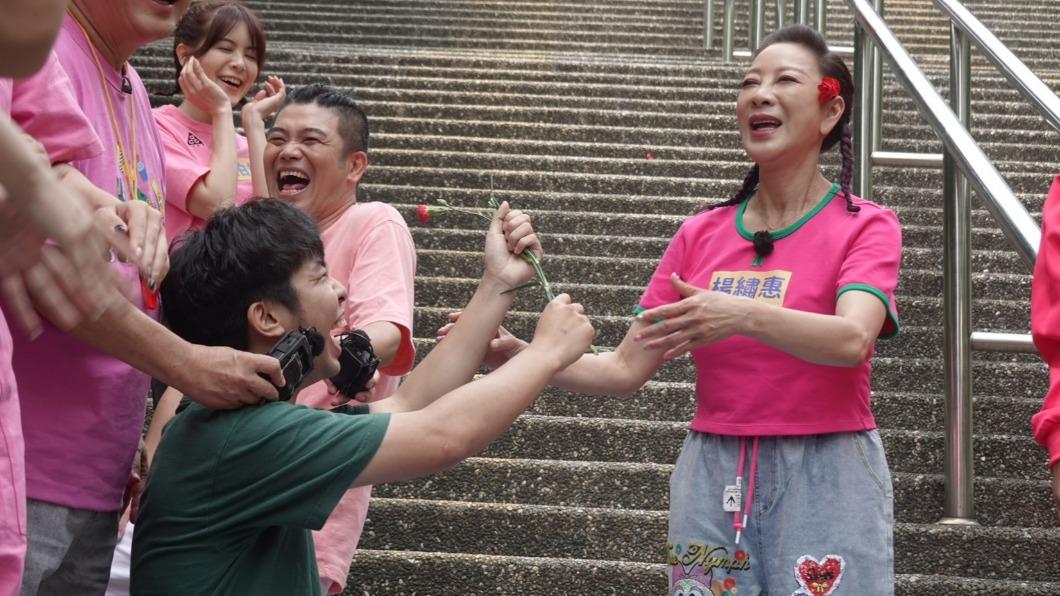 男同學(左)對楊繡惠下跪告白,喊她寶貝。(圖/民視提供)