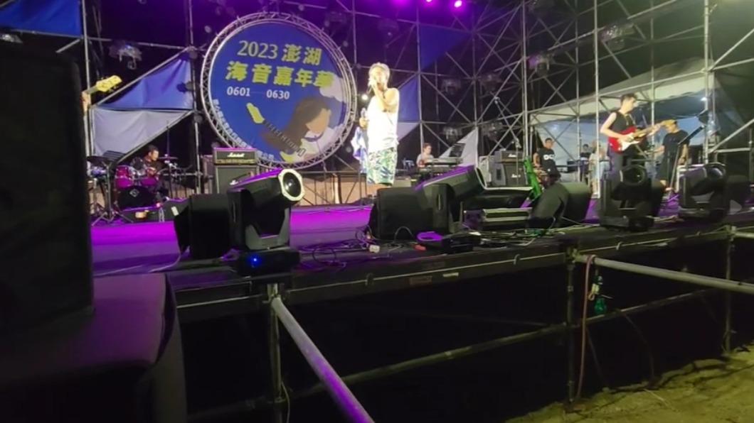 陳昇演唱,台下相當冷清。(圖/民眾提供)
