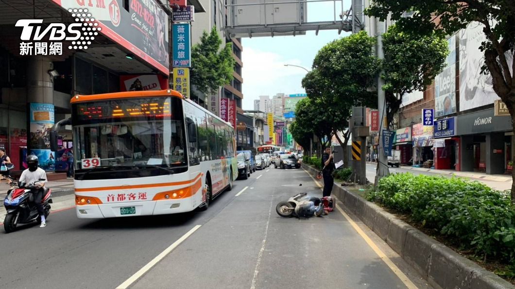 三重7旬嬤騎機車詭撞分隔島 人車噴飛重摔昏迷