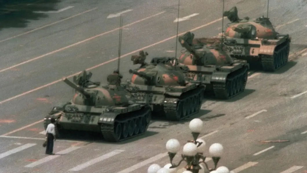 1989年六四天安門事件時的「坦克人」成為該運動重要象徵之一。（圖／翻攝自網路）