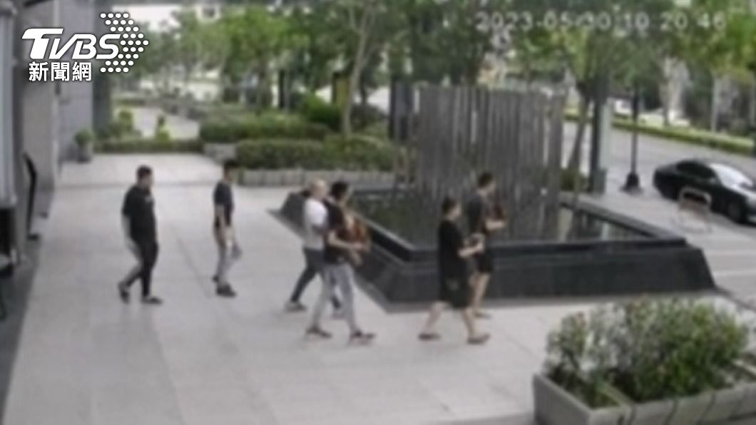 幫眾將神尊請離據點。(圖/TVBS)