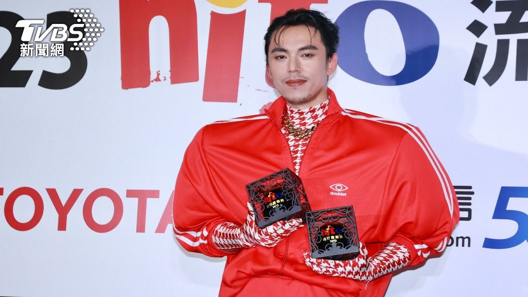 HUSH手臂變超粗 上台領獎「衣服撐爆」!真實模樣揭曉