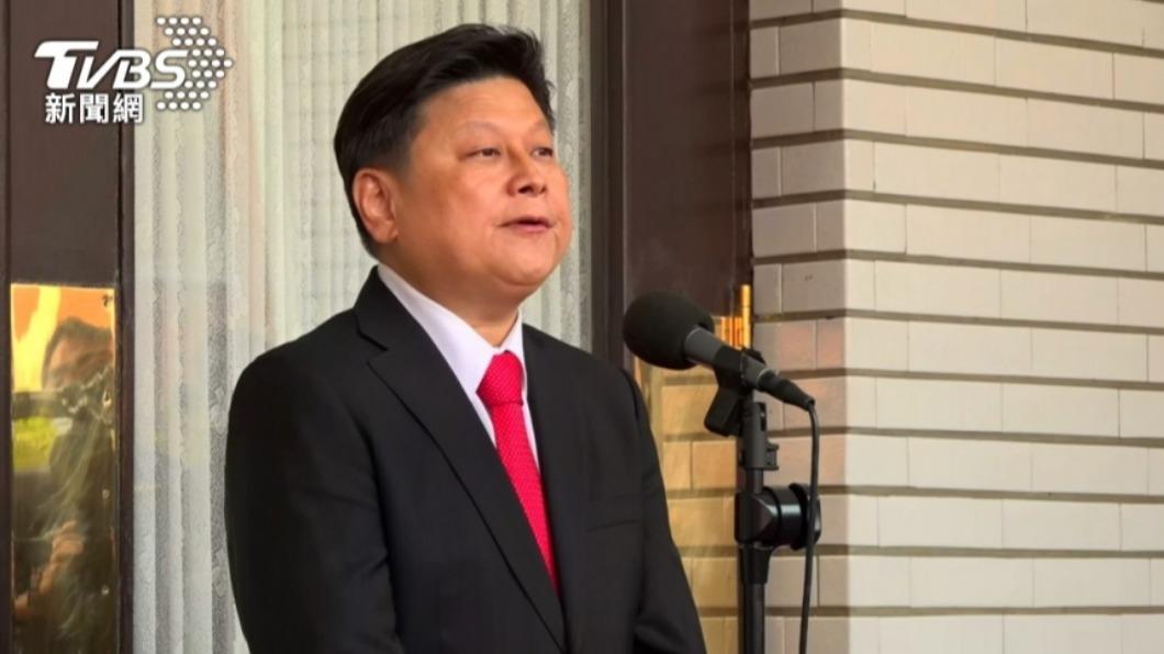 控藍營縣長「抱頭親我」!女記者不忍了 直接點名:就是他