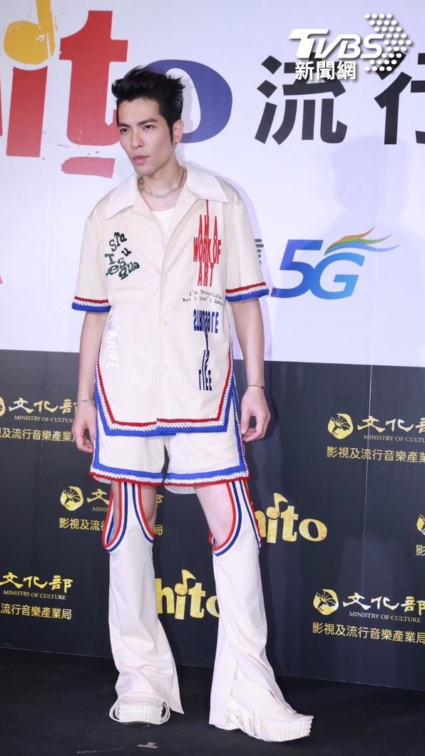 老蕭穿著挖洞褲裝現身,笑說有特別做防護措施。(圖/黃城碩攝)