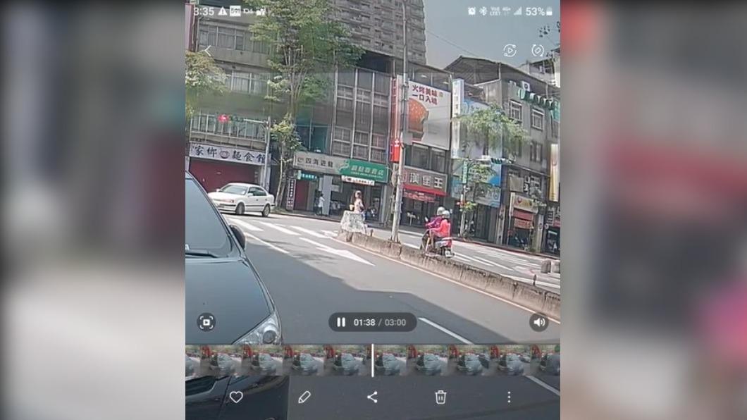 轎車狠撞騎士!路過母子也鏟飛 女駕駛下車「這舉動」惹怒全網