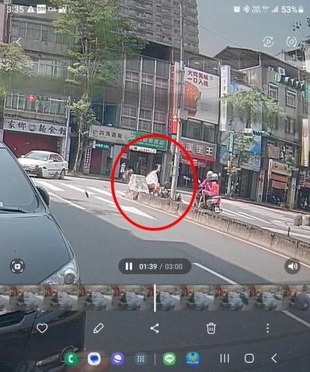 過馬路的母子遭到噴飛機車撞翻。(圖/翻攝自爆料公社)