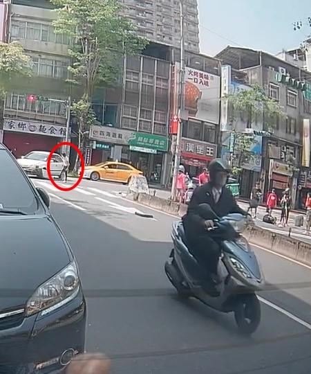 肇事駕駛過了30秒才下車,第一時間竟是先查看車損。(圖/翻攝自爆料公社)