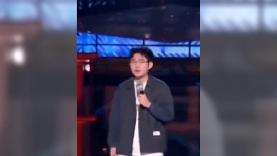 脫口秀指自己收養的流浪犬作風優良能打勝仗。(圖/翻攝自半島閒聊微博)