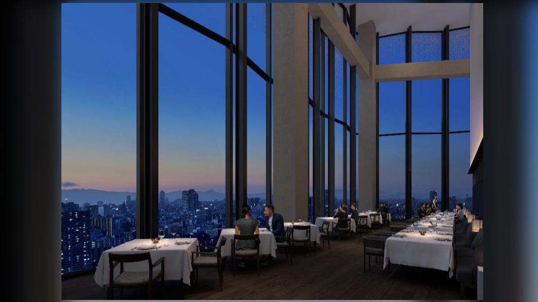 「BELLUSTAR TOKYO」45樓的餐廳「Restaurant Bellustar」，挑高3層樓的設計，能邊嘗美食邊賞絕美景緻。(圖/©️ Pan Pacific Hotels Group)