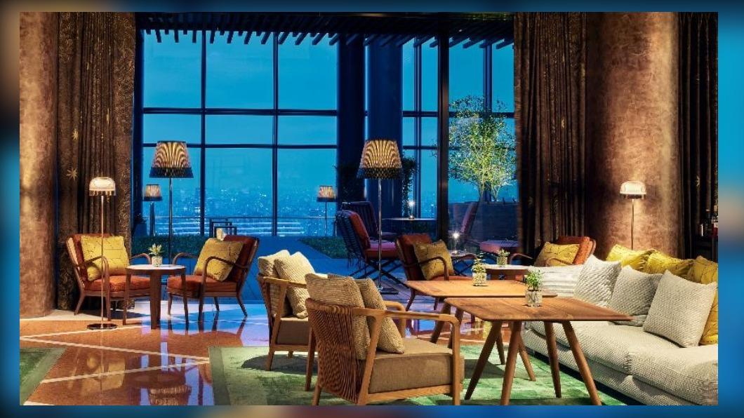「寶格麗酒吧」兩個半戶外的平台，可欣賞夕陽與東京夜景。(圖/©Bulgari Hotels & Resorts)