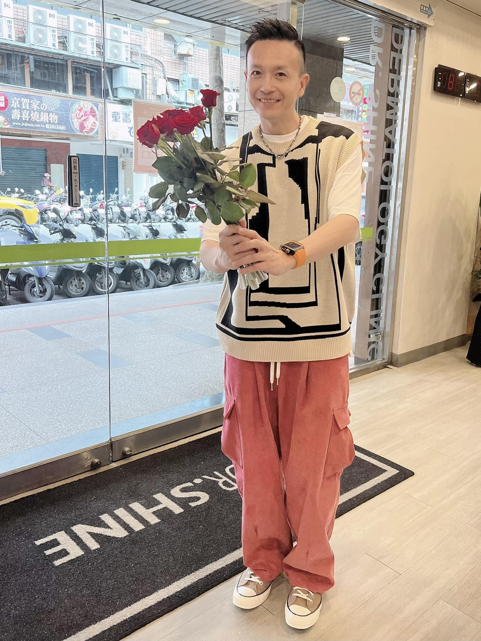 小鐘是各大綜藝節目常客。(圖/翻攝自小鐘臉書)