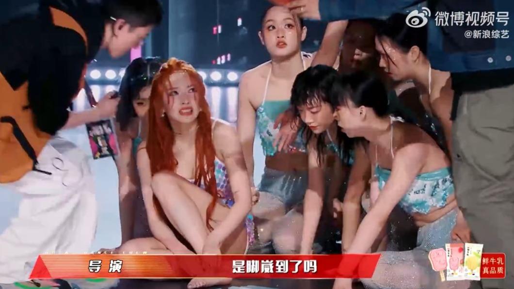 程瀟強撐到表演結束。(圖/翻攝自@新浪綜藝 微博)