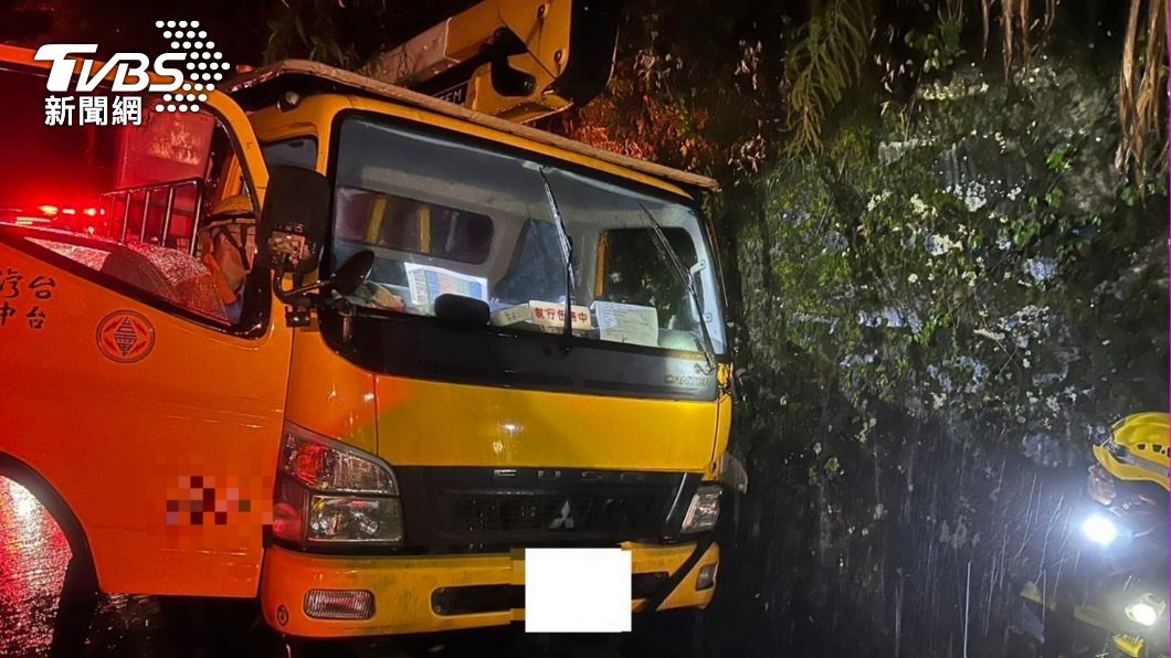 疑未拉手煞車！資深台電人員冒雨搶修　遭工程車夾死山壁