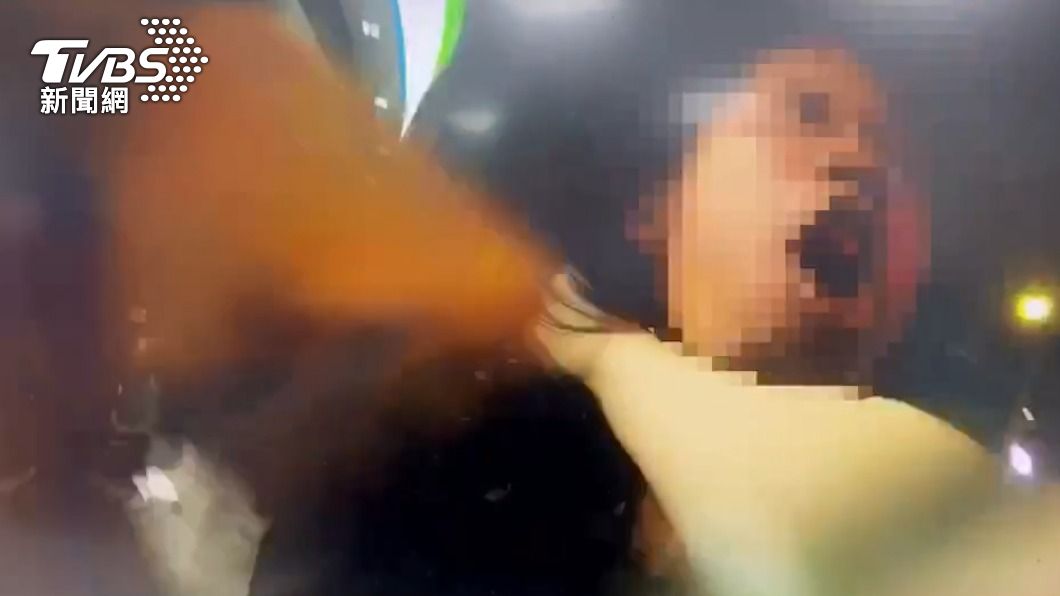 永和版「超商浩克」!酒醉男失控推車襲警 酒醒超後悔