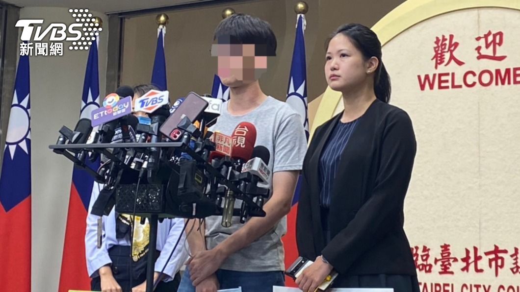 李先生日前在林亮君陪同下舉行記者會控訴王丹。(圖/黃宣尹攝)