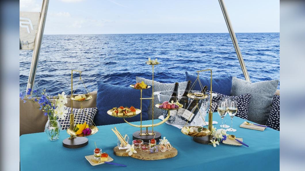 沖繩夏季的海面風平浪靜，適合航遊。(圖/ 星野集團 提供)