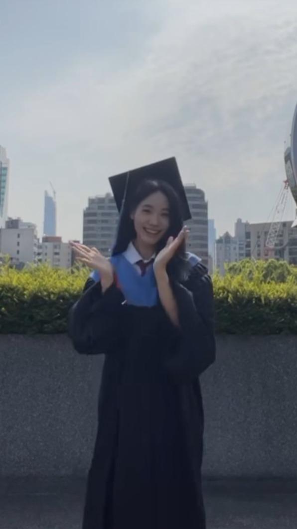 Lily開心跳舞慶祝畢業。(圖/翻攝自IG)