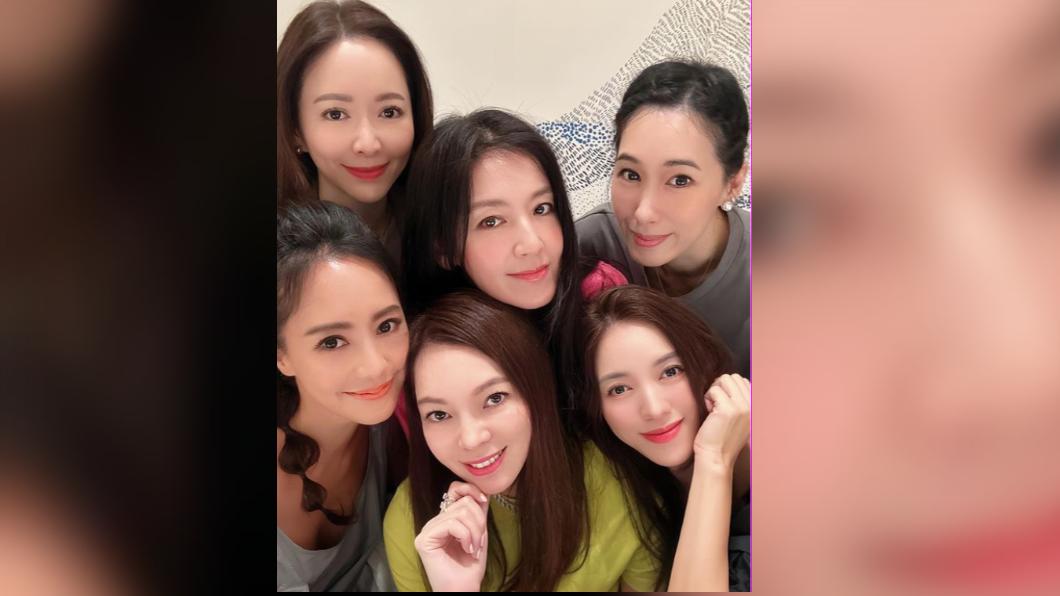 關穎(下排左起)、曾馨瑩、林牧潔、蔡依倫(後排左起)、林熙蕾、陳妍嵐一起聚餐。(圖/翻攝自關穎 IG)