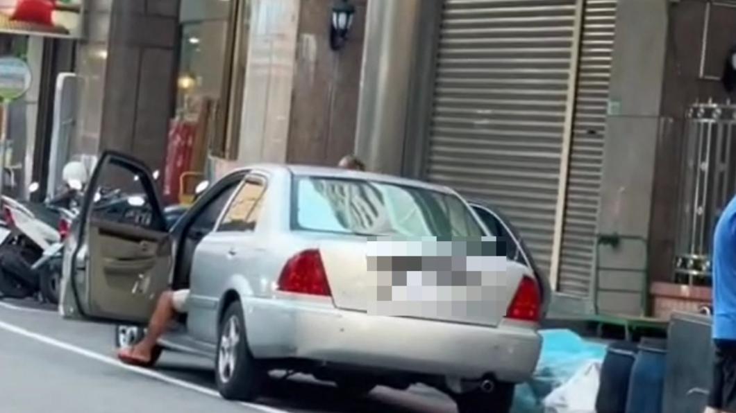 當時轎車向後滑行。(圖/翻攝自社會事新聞影音)