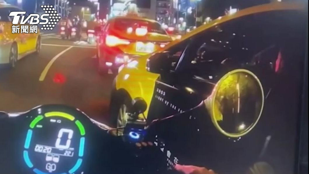運將完全不理會員警盤查。(圖/TVBS)