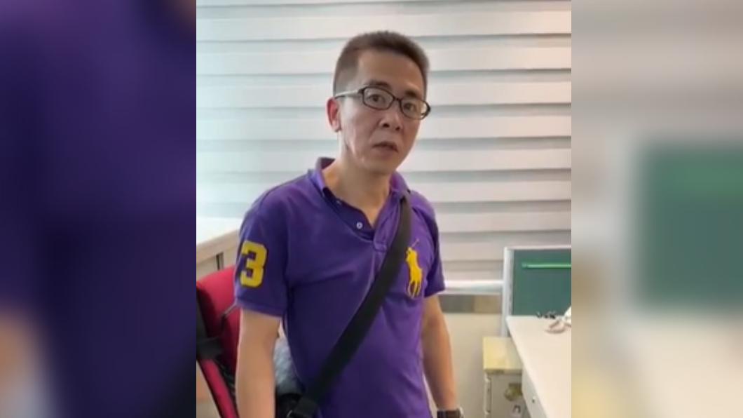 遭控性騷！林男固現身黨部打包嘆被迫離開　向民進黨招牌鞠躬