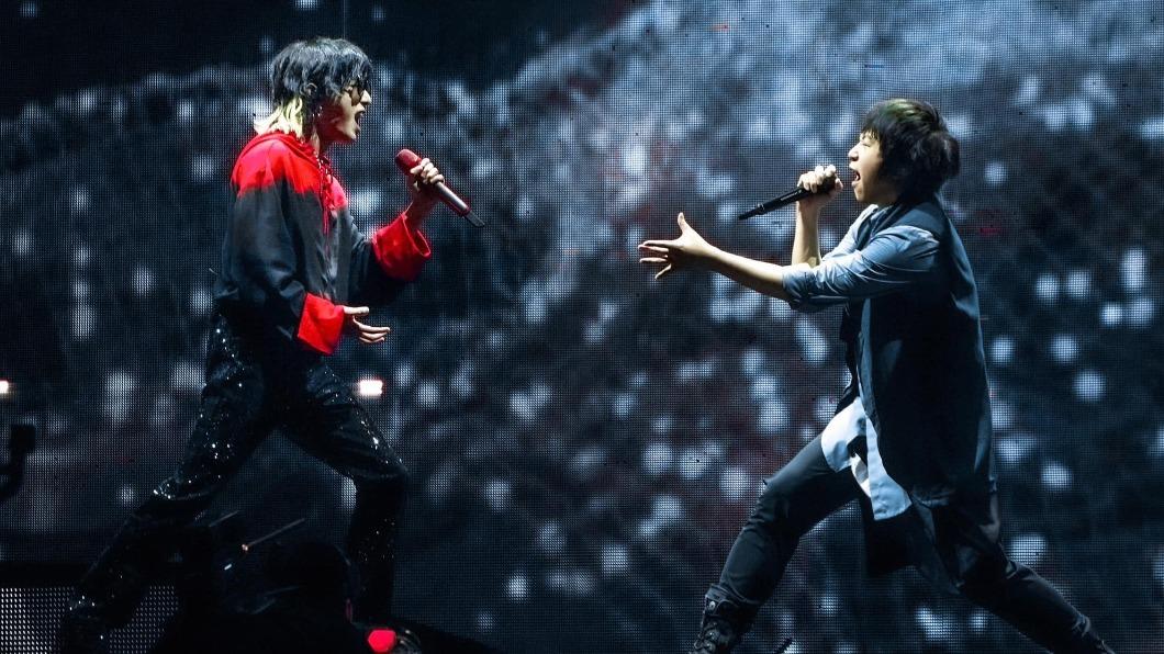 五月天「諾亞方舟」鳥巢最終場嘉賓邀來華晨宇(左),和阿信飆唱〈我心中尚未崩壞的地方〉。(圖/翻攝自五月天臉書)